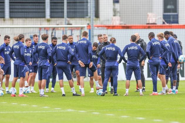 07 10 2024, Football, Season 2024 2025, 2 Bundesliga, Training FC Schalke 04, Head coach Kees van Wonderen FC Schalke 04 speaks to his team Gelsenkirchen NRW Germany xRHR FOTOx Copyright: RHR-FOTOx RHR-FOTO