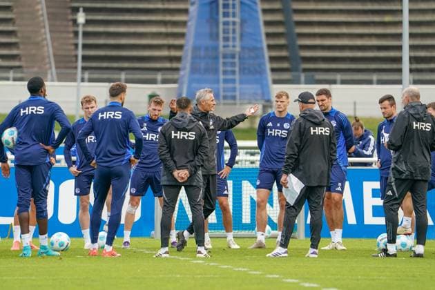 Football season 2024 2025, 2 Bundesliga, Training, FC Schalke 04, new head coach Kees van Wonderen Schalke 04 speaks to his team Gelsenkirchen Training ground Schalke 04 NRW Germany Copyright: xJOERANxSTEINSIEKx
