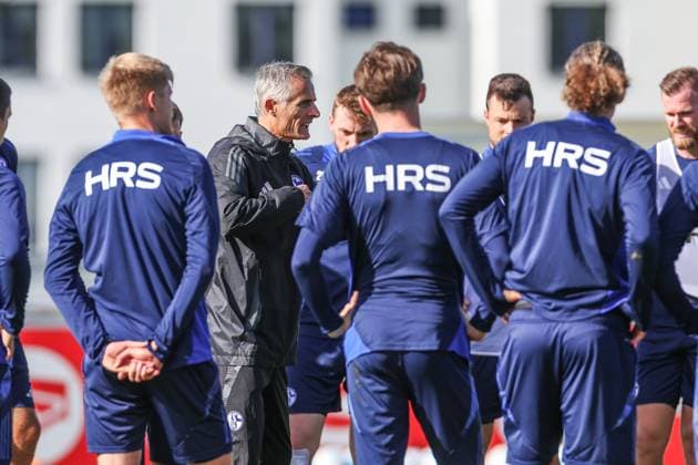 07 10 2024, Football, Season 2024 2025, 2 Bundesliga, Training FC Schalke 04, Head coach Kees van Wonderen FC Schalke 04 speaks to his team Gelsenkirchen NRW Germany xRHR FOTOx Copyright: RHR-FOTOx RHR-FOTO