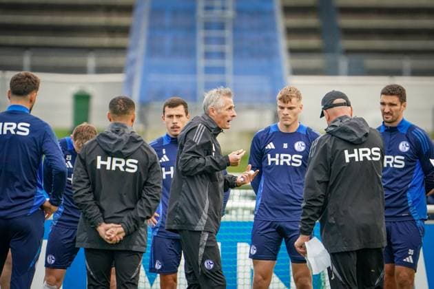 Football season 2024 2025, 2 Bundesliga, training, FC Schalke 04, new head coach Kees van Wonderen Schalke 04 speaks to his team gestures, facial expressions, explanation, idea, presentation Gelsenkirchen training ground Schalke 04 NRW Germany Copyright: xJOERANxSTEINSIEKx