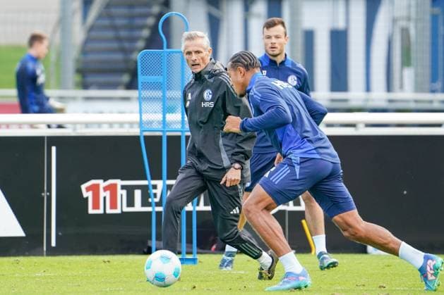 Football season 2024 2025, 2 Bundesliga, training, FC Schalke 04, new head coach Kees van Wonderen Schalke 04 plays actively with Gelsenkirchen training ground Schalke 04 NRW Germany Copyright: xJOERANxSTEINSIEKx