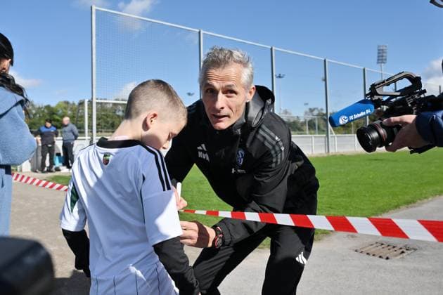 Coach Kees van Wonderen FC Schalke 04 took time for the fans after the training session and took selfies and signed autographs 07 10 2024, Football season 2024 2025, 2 Bundesliga, Training FC Schalke 04 Gelsenkirchen Training ground North Rhine-Westphalia Germany Team2