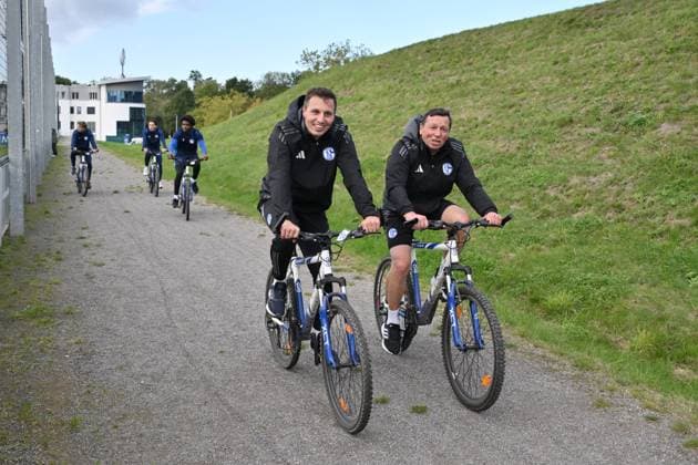 U23 coach Jakob Fimpel FC Schalke 04 , left , and co-coach Willi Landgraf on bicycles 07 10 2024, Football season 2024 2025, 2 Bundesliga, Training FC Schalke 04 Gelsenkirchen training ground North Rhine Westphalia Germany Team2