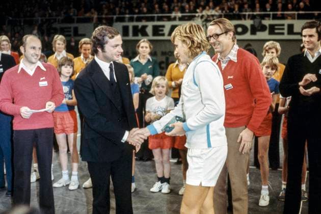 STOCKHOLM ARCHIVE 19731111 Björn Borg receives a prize from King Carl Gustaf after the final loss to Tom Gorman, USA, in the 1973 Stockholm Open tennis tournament Stockholm Sweden TENNIS sp sw x5600x  Copyright: xPeoxIsanderx xSVTxBildx BJÖRN BORG