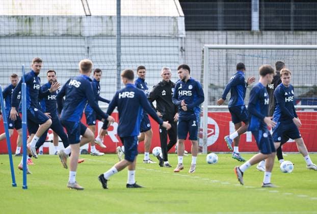 Coach Kees van Wonderen FC Schalke 04 , back, with the players during the warm-up program 07 10 2024, Football season 2024 2025, 2 Bundesliga, Training FC Schalke 04 Gelsenkirchen Training ground North Rhine-Westphalia Germany Team2