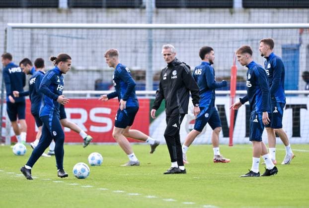 Coach Kees van Wonderen FC Schalke 04 , mi , with the players during the warm-up program 07 10 2024, Football season 2024 2025, 2 Bundesliga, Training FC Schalke 04 Gelsenkirchen Training ground North Rhine-Westphalia Germany Team2