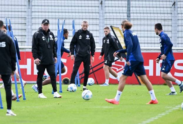 Coach Kees van Wonderen FC Schalke 04 , mi , with the players during the warm-up program, left Peter Balette Co Coach FC Schalke 04 07 10 2024, Football season 2024 2025, 2 Bundesliga, Training FC Schalke 04 Gelsenkirchen Training ground North Rhine Westphalia Germany Team2