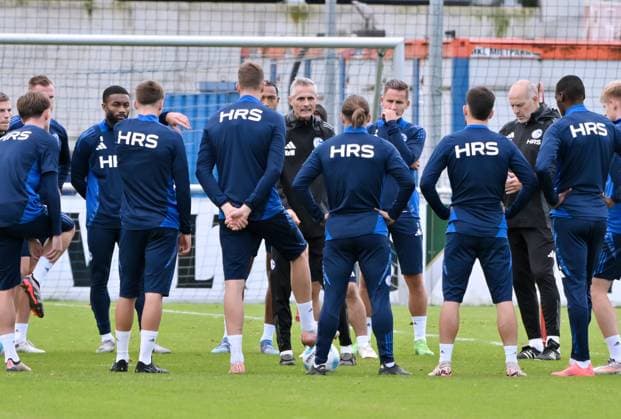 Coach Kees van Wonderen FC Schalke 04 gives instructions to the players 07 10 2024, Football season 2024 2025, 2 Bundesliga, Training FC Schalke 04 Gelsenkirchen Training ground North Rhine-Westphalia Germany Team2