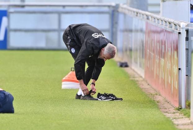 Coach Kees van Wonderen FC Schalke 04 puts on his football boots 07 10 2024, Football season 2024 2025, 2 Bundesliga, Training FC Schalke 04 Gelsenkirchen Training ground North Rhine-Westphalia Germany Team2