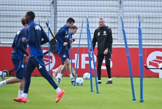 Coach Kees van Wonderen FC Schalke 04 , re , with the players during the warm-up program 07 10 2024, Football season 2024 2025, 2 Bundesliga, Training FC Schalke 04 Gelsenkirchen Training ground North Rhine-Westphalia Germany Team2