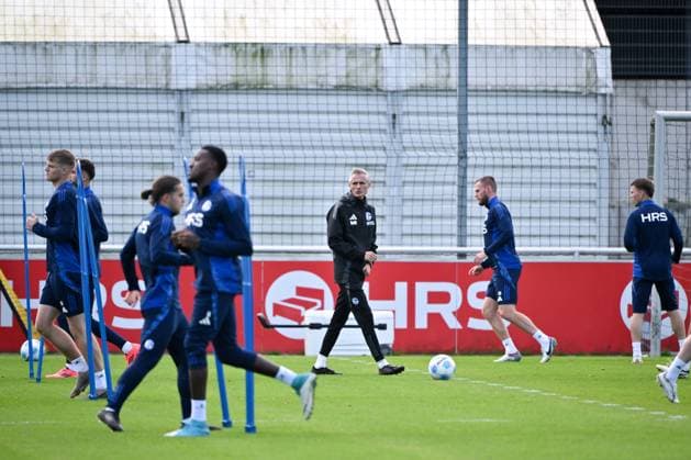 Coach Kees van Wonderen FC Schalke 04 , back, with the players during the warm-up program 07 10 2024, Football season 2024 2025, 2 Bundesliga, Training FC Schalke 04 Gelsenkirchen Training ground North Rhine-Westphalia Germany Team2
