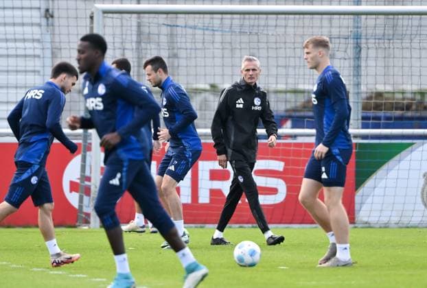Coach Kees van Wonderen FC Schalke 04 , mi, with the players during the warm-up program 07 10 2024, Football season 2024 2025, 2 Bundesliga, Training FC Schalke 04 Gelsenkirchen Training ground North Rhine-Westphalia Germany Team2