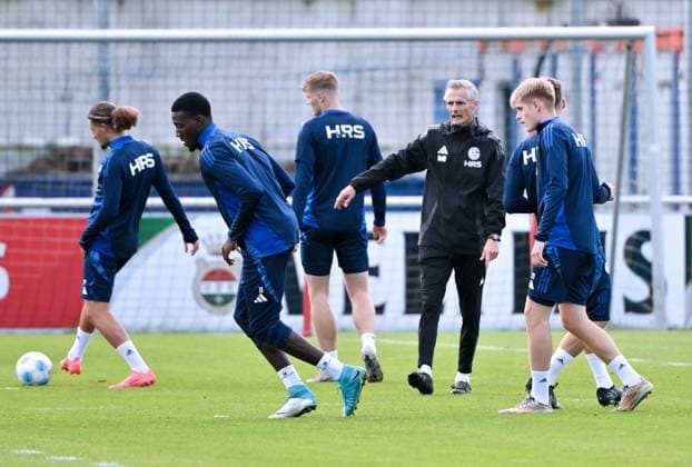 Coach Kees van Wonderen FC Schalke 04 , re , with the players during the warm-up program 07 10 2024, Football season 2024 2025, 2 Bundesliga, Training FC Schalke 04 Gelsenkirchen Training ground North Rhine-Westphalia Germany Team2