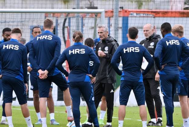 Coach Kees van Wonderen FC Schalke 04 gives instructions to the players 07 10 2024, Football season 2024 2025, 2 Bundesliga, Training FC Schalke 04 Gelsenkirchen Training ground North Rhine-Westphalia Germany Team2