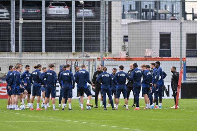 Player circle Coach Kees van Wonderen FC Schalke 04 gives instructions to the players 07 10 2024, Football season 2024 2025, 2 Bundesliga, Training FC Schalke 04 Gelsenkirchen Training ground North Rhine-Westphalia Germany Team2