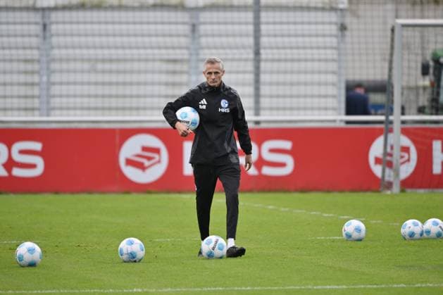 Coach Kees van Wonderen FC Schalke 04 07 10 2024, Football season 2024 2025, 2 Bundesliga, Training FC Schalke 04 Gelsenkirchen Training ground North Rhine-Westphalia Germany Team2
