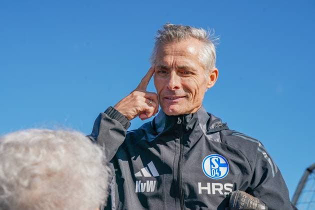 Football season 2024 2025, 2 Bundesliga, Training, FC Schalke 04, new head coach Kees van Wonderen Schalke 04 in conversation with an older fan Gelsenkirchen Training ground Schalke 04 NRW Germany Copyright: xJOERANxSTEINSIEKx