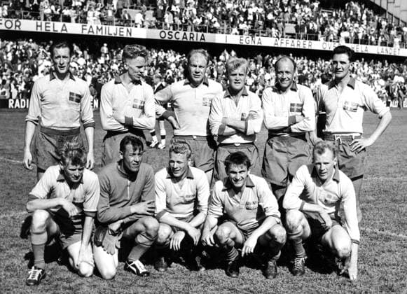 SOLNA RASUNDA 1958 06 08 Orig caption FOOTBALL WC 58 Sweden s Manschaft against Mexico, 8 6 58 Standing from r v Nils Ledholm, Agne Simonsson, Sigvard Parling, Nacka Skoglund, Gunnar Green and Julle Gustavsson Kneeling fr v Orvar Bergmark, Kalle Svensson, Sven Axbom, Kurt Hamrin and Brother Mellberg Orig caption WORLD SOCCER CHAMPIONSHIPS 1958 The Swedish team after their victory in the match versus Mexico today, June 8 From left upper row Nils Lidholm, Agne Simonsson, Sigvard Parling, Lennart Skoglund, Gunnar Gren and Julle Gustafsson Front row from left Orvar Bergmark, Kalle Svensson, Sven Axbom, Kurt Hamrin, and Brother Mellberg Sweden xx Copyright: xSVTx WC IN FOOTBALL 1958