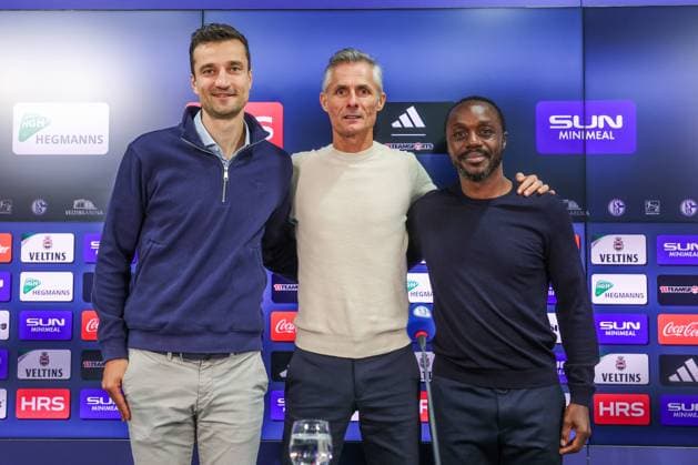 07.10.2024, Fussball, Saison 2024 2025, 2. Bundesliga, Vorstellung von Cheftrainer Kees van Wonderen (FC Schalke 04), v. l. Matthias Tillmann (FC Schalke 04), Cheftrainer Kees van Wonderen (FC Schalke 04), Kaderplaner Ben Manga (FC Schalke 04) Gelsenkirchen NRW Deutschland xRHR-FOTOx *** 07 10 2024, Football, Season 2024 2025, 2 Bundesliga, Presentation of Head Coach Kees van Wonderen FC Schalke 04 , f l Matthias Tillmann FC Schalke 04 , Head Coach Kees van Wonderen FC Schalke 04 , Squad Planner Ben Manga FC Schalke 04 Gelsenkirchen NRW Germany xRHR FOTOx Copyright: RHR-FOTOx RHR-FOTO