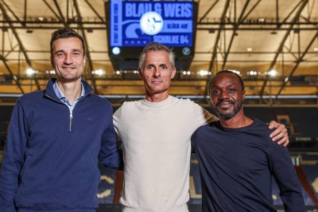Sport Bilder des Tages 07.10.2024, Fussball, Saison 2024 2025, 2. Bundesliga, Vorstellung von Cheftrainer Kees van Wonderen (FC Schalke 04), v. l. Matthias Tillmann (FC Schalke 04), Cheftrainer Kees van Wonderen (FC Schalke 04), Kaderplaner Ben Manga (FC Schalke 04) Gelsenkirchen NRW Deutschland xRHR-FOTOx *** 07 10 2024, Football, Season 2024 2025, 2 Bundesliga, Presentation of Head Coach Kees van Wonderen FC Schalke 04 , f l Matthias Tillmann FC Schalke 04 , Head Coach Kees van Wonderen FC Schalke 04 , Squad Planner Ben Manga FC Schalke 04 Gelsenkirchen NRW Germany xRHR FOTOx Copyright: RHR-FOTOx RHR-FOTO