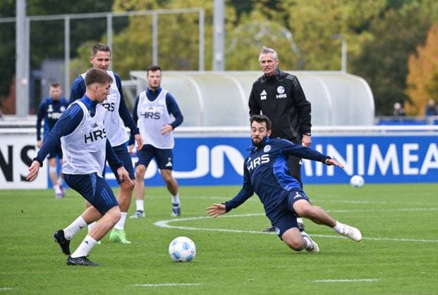 from left , Felipe Sanchez Schalke 04 , Paul Seguin FC Schalke 04 , Amin Younes FC Schalke 04 , on the right coach Kees van Wonderen FC Schalke 04 07 10 2024, Football season 2024 2025, 2 Bundesliga, Training FC Schalke 04 Gelsenkirchen Training ground North Rhine-Westphalia Germany Team2