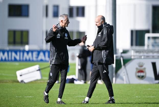 Coach Kees van Wonderen FC Schalke 04 , left , and Robert Molenaar Co Coach Schalke 04 07 10 2024, Football season 2024 2025, 2 Bundesliga, Training FC Schalke 04 Gelsenkirchen Training ground North Rhine Westphalia Germany Team2