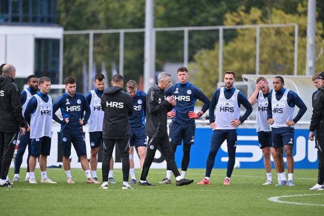 Coach Kees van Wonderen FC Schalke 04 gives instructions to the players 07 10 2024, Football season 2024 2025, 2 Bundesliga, Training FC Schalke 04 Gelsenkirchen Training ground North Rhine-Westphalia Germany Team2