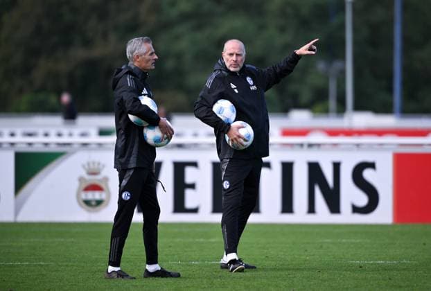 Trainer Kees van Wonderen (FC Schalke 04), Robert Molenaar (Co Trainer Schalke 04), v.li. 07.10.2024, Fussball Saison 2024 2025, 2. Bundesliga, Training FC Schalke 04 Gelsenkirchen Trainingsgelände Nordrhein Westfalen Deutschland *** Coach Kees van Wonderen FC Schalke 04 , Robert Molenaar Co Coach Schalke 04 , v li 07 10 2024, Football season 2024 2025, 2 Bundesliga, Training FC Schalke 04 Gelsenkirchen Training ground North Rhine Westphalia Germany Team2