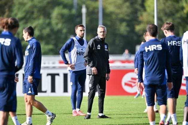 Coach Kees van Wonderen FC Schalke 04 , left next to Kenan Karaman FC Schalke 04 07 10 2024, Football season 2024 2025, 2 Bundesliga, Training FC Schalke 04 Gelsenkirchen Training ground North Rhine Westphalia Germany Team2