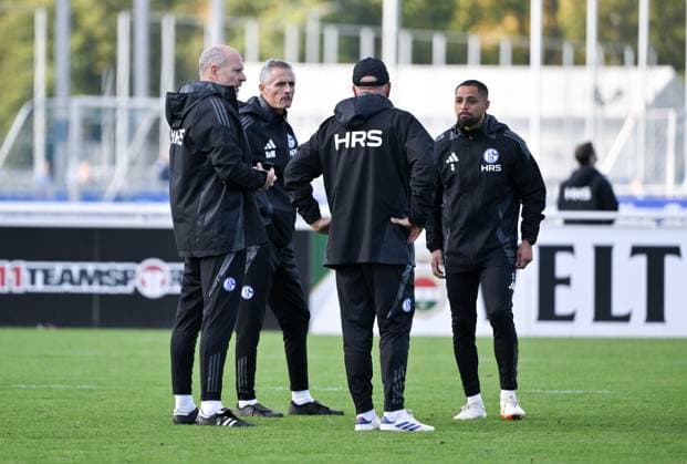 from left , Robert Molenaar Co Coach Schalke 04 , Coach Kees van Wonderen FC Schalke 04 , Peter Balette Co Coach FC Schalke 04 , Sidney Sam Co Coach FC Schalke 04 07 10 2024, Football Season 2024 2025, 2 Bundesliga, Training FC Schalke 04 Gelsenkirchen Training Ground North Rhine-Westphalia Germany Team2