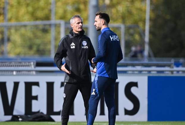 Coach Kees van Wonderen FC Schalke 04 with Kenan Karaman FC Schalke 04 07 10 2024, Football season 2024 2025, 2 Bundesliga, Training FC Schalke 04 Gelsenkirchen Training ground North Rhine-Westphalia Germany Team2