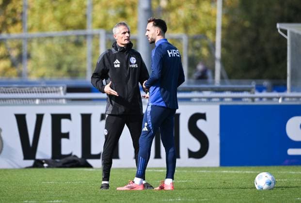 Coach Kees van Wonderen FC Schalke 04 with Kenan Karaman FC Schalke 04 07 10 2024, Football season 2024 2025, 2 Bundesliga, Training FC Schalke 04 Gelsenkirchen Training ground North Rhine-Westphalia Germany Team2