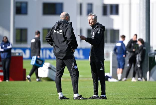 Coach Kees van Wonderen FC Schalke 04 , re , and Robert Molenaar Co Coach Schalke 04 07 10 2024, Football season 2024 2025, 2 Bundesliga, Training FC Schalke 04 Gelsenkirchen Training ground North Rhine Westphalia Germany Team2