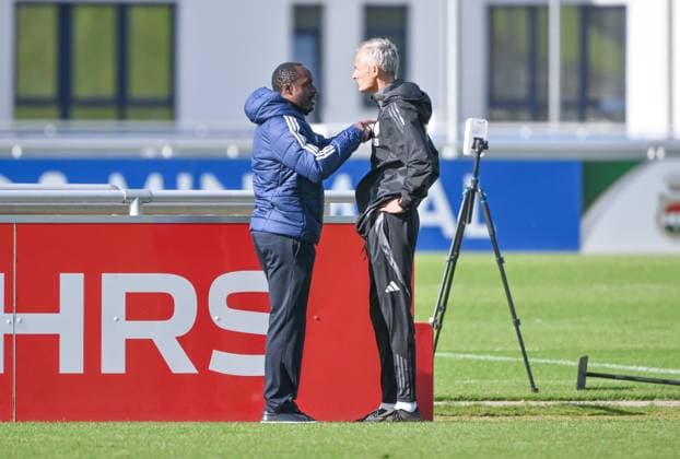 Ben Manga Sports Director Schalke 04 , left, after training with coach Kees van Wonderen FC Schalke 04 07 10 2024, Football season 2024 2025, 2 Bundesliga, Training FC Schalke 04 Gelsenkirchen Training ground North Rhine-Westphalia Germany Team2