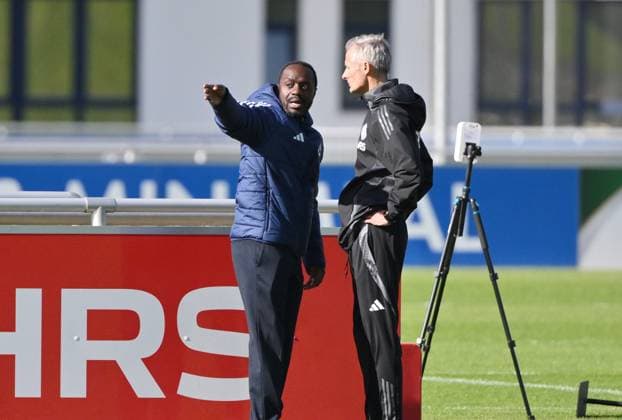 Ben Manga Sports Director Schalke 04 , left, after training with coach Kees van Wonderen FC Schalke 04 07 10 2024, Football season 2024 2025, 2 Bundesliga, Training FC Schalke 04 Gelsenkirchen Training ground North Rhine-Westphalia Germany Team2