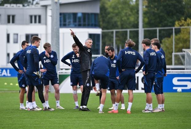Coach Kees van Wonderen FC Schalke 04 gives instructions to the players 07 10 2024, Football season 2024 2025, 2 Bundesliga, Training FC Schalke 04 Gelsenkirchen Training ground North Rhine-Westphalia Germany Team2