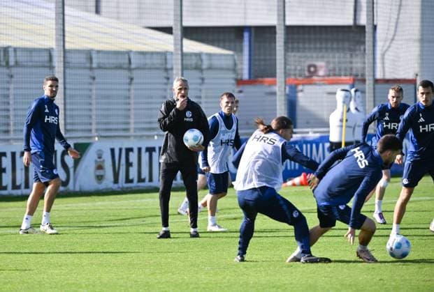 Coach Kees van Wonderen FC Schalke 04 during a training session with the players 07 10 2024, Football season 2024 2025, 2 Bundesliga, Training FC Schalke 04 Gelsenkirchen Training ground North Rhine-Westphalia Germany Team2