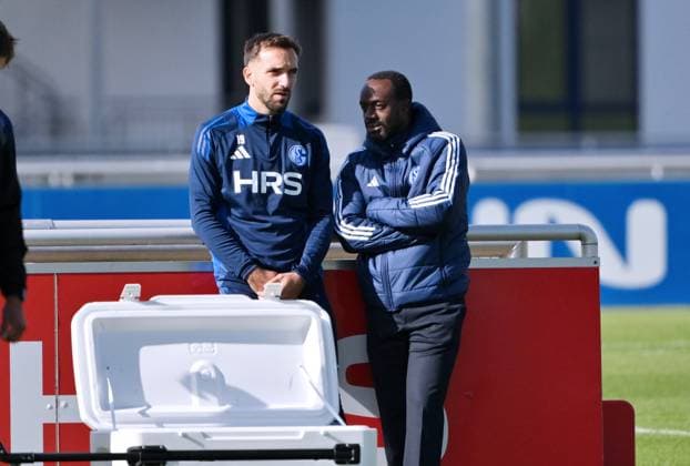 Kenan Karaman FC Schalke 04 with Ben Manga Sports Director Schalke 04 , re 07 10 2024, Football season 2024 2025, 2 Bundesliga, Training FC Schalke 04 Gelsenkirchen Training ground North Rhine Westphalia Germany Team2