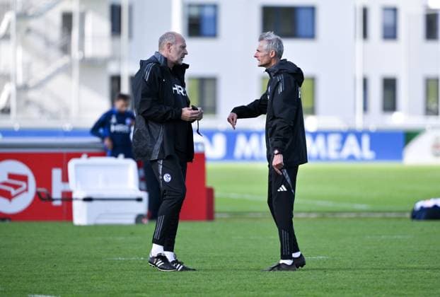 Coach Kees van Wonderen FC Schalke 04 , re , and Robert Molenaar Co Coach Schalke 04 07 10 2024, Football season 2024 2025, 2 Bundesliga, Training FC Schalke 04 Gelsenkirchen Training ground North Rhine Westphalia Germany Team2