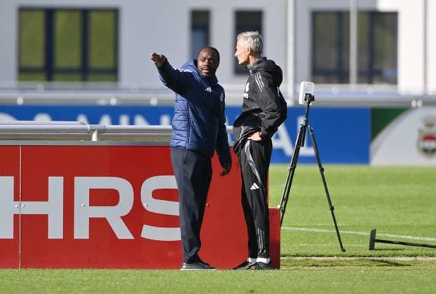 Ben Manga Sports Director Schalke 04 , left, after training with coach Kees van Wonderen FC Schalke 04 07 10 2024, Football season 2024 2025, 2 Bundesliga, Training FC Schalke 04 Gelsenkirchen Training ground North Rhine-Westphalia Germany Team2