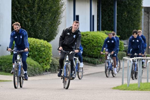 U23 coach Jakob Fimpel FC Schalke 04 with the players on bicycles 07 10 2024, Football season 2024 2025, 2 Bundesliga, Training FC Schalke 04 Gelsenkirchen training ground North Rhine-Westphalia Germany Team2