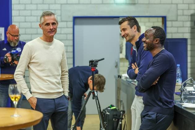 07 10 2024, Football, Season 2024 2025, 2 Bundesliga, Introduction of head coach Kees van Wonderen FC Schalke 04 , f l head coach Kees van Wonderen FC Schalke 04 , Matthias Tillmann FC Schalke 04 , squad planner Ben Manga FC Schalke 04 Gelsenkirchen NRW Germany xRHR FOTOx Copyright: RHR-FOTOx RHR-FOTO