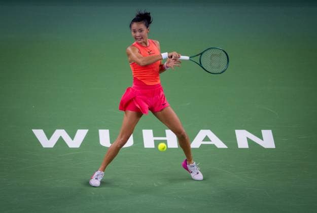 (241007) -- WUHAN, Oct. 7, 2024 -- Yuan Yue of China hits a return during the women s singles round of 64 match against Clara Burel of France at the 2024 Wuhan Open tennis tournament in Wuhan, capital of central China s Hubei Province, Oct. 7, 2024. ) (SP)CHINA-WUHAN-TENNIS-WUHAN OPEN-WOMEN S SINGLES (CN) HuxJingwen 