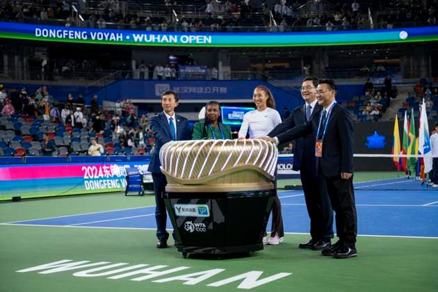 (241007) -- WUHAN, Oct. 7, 2024 -- Chinese tennis player Zheng Qinwen (C) attends the opening ceremony of the 2024 Wuhan Open tennis tournament in Wuhan, capital of central China s Hubei Province, Oct. 7, 2024. ) (SP)CHINA-WUHAN-TENNIS-WUHAN OPEN-OPENING CEREMONY (CN) WuxZhizun 