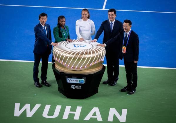 (241007) -- WUHAN, Oct. 7, 2024 -- Chinese tennis player Zheng Qinwen (C) attends the opening ceremony of the 2024 Wuhan Open tennis tournament in Wuhan, capital of central China s Hubei Province, Oct. 7, 2024. ) (SP)CHINA-WUHAN-TENNIS-WUHAN OPEN-OPENING CEREMONY (CN) HuxJingwen 