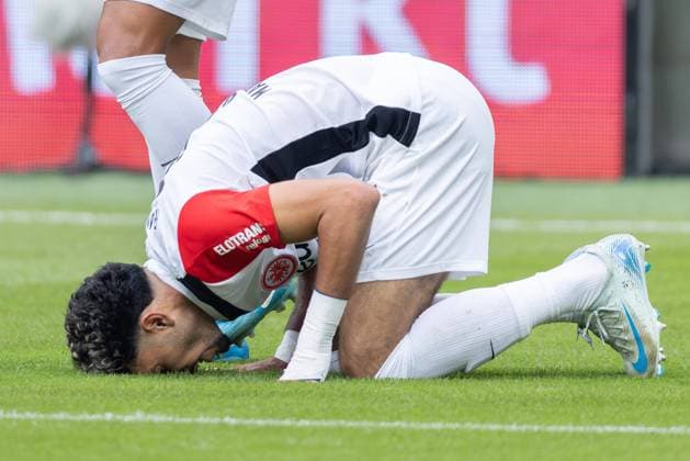 Eintracht Frankfurt FC Bayern Munich, 1 FBL After his goal for 1 1, Omar Marmoush Eintracht Frankfurt, 7 goes to his knees Bundesliga match between Eintracht Frankfurt and FC Bayern Munich on October 6, 2024 at Deutsche Bank Park in Frankfurt am Main According to the regulations of the DFL, Deutsche Fußball Liga, it is prohibited to use or have used photographs taken in the stadium and or of the match in the form of sequential images and or video-like photo series , Frankfurt am Main Hessen Germany Deutsche Bank Park