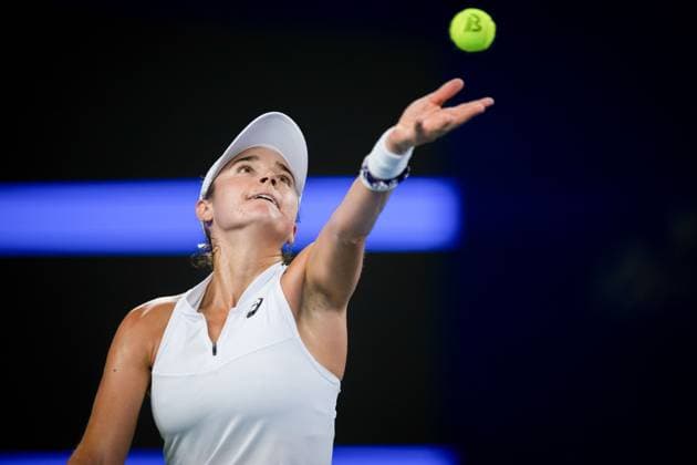 (241007) -- WUHAN, Oct. 7, 2024 -- Caroline Dolehide of the United States serves during the singles round of 64 match against Wang Xinyu of China at the 2024 WTA, Tennis Damen Wuhan Open tennis tournament in Wuhan, capital of central China s Hubei Province, Oct. 7, 2024. ) (SP)CHINA-WUHAN-TENNIS-WTA-WUHAN OPEN-SINGLES (CN) HuxJingwen 