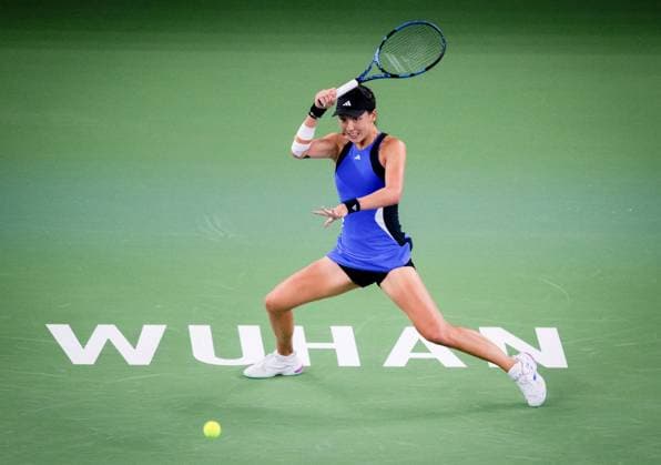 (241007) -- WUHAN, Oct. 7, 2024 -- Wang Xinyu of China hits a return during the singles round of 64 match against Caroline Dolehide of the United States at the 2024 WTA, Tennis Damen Wuhan Open tennis tournament in Wuhan, capital of central China s Hubei Province, Oct. 7, 2024. ) (SP)CHINA-WUHAN-TENNIS-WTA-WUHAN OPEN-SINGLES (CN) HuxJingwen 