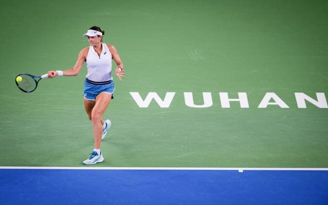 (241007) -- WUHAN, Oct. 7, 2024 -- Caroline Dolehide of the United States hits a return during the singles round of 64 match against Wang Xinyu of China at the 2024 WTA, Tennis Damen Wuhan Open tennis tournament in Wuhan, capital of central China s Hubei Province, Oct. 7, 2024. ) (SP)CHINA-WUHAN-TENNIS-WTA-WUHAN OPEN-SINGLES (CN) HuxJingwen 