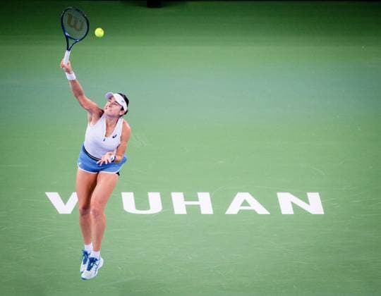 (241007) -- WUHAN, Oct. 7, 2024 -- Caroline Dolehide of the United States serves during the singles round of 64 match against Wang Xinyu of China at the 2024 WTA, Tennis Damen Wuhan Open tennis tournament in Wuhan, capital of central China s Hubei Province, Oct. 7, 2024. ) (SP)CHINA-WUHAN-TENNIS-WTA-WUHAN OPEN-SINGLES (CN) HuxJingwen 